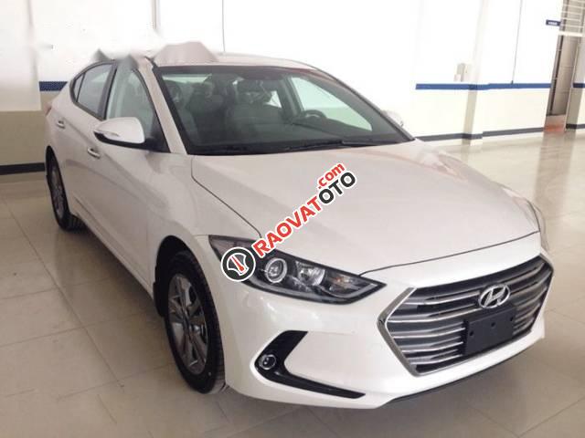 Bán Hyundai Elantra đời 2017, màu trắng -0