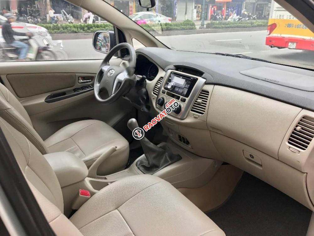 Cần bán Toyota Innova 2.0 E đời 2015, màu bạc số sàn, giá tốt-7