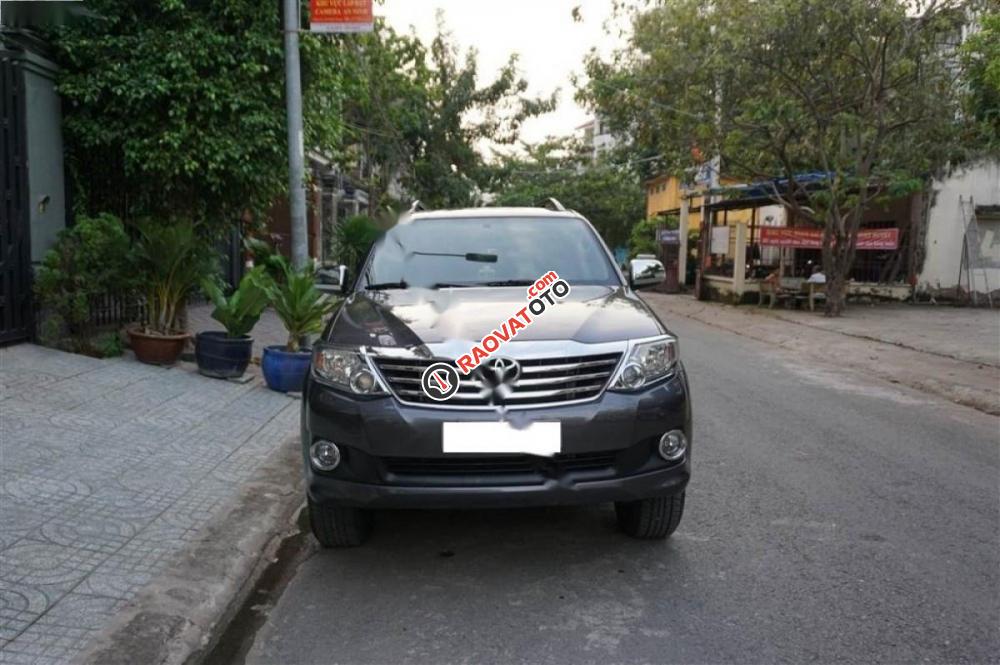 Cần bán xe Toyota Fortuner V 4x2 đời 2014, màu xám số tự động-1