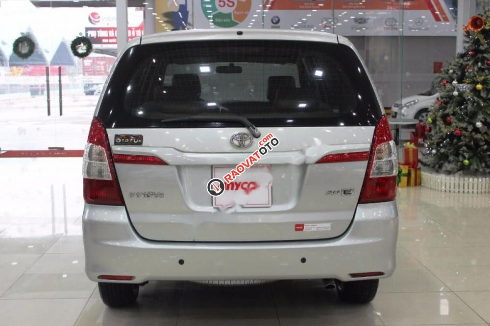 Bán Toyota Innova 2.0E đời 2014, màu bạc số sàn-4