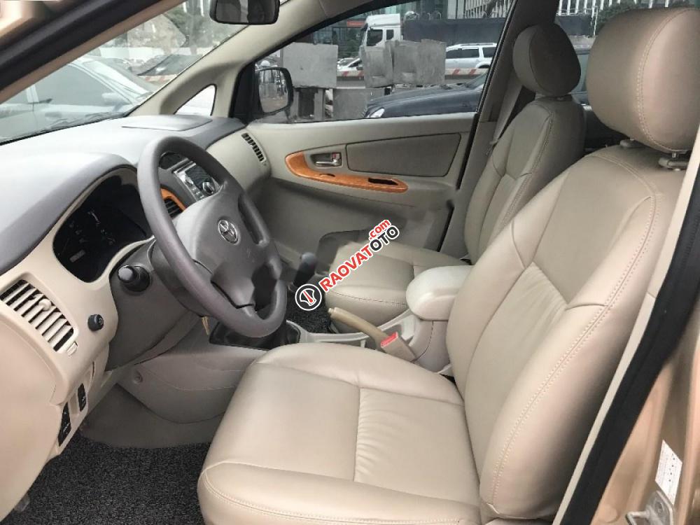 Cần bán Toyota Innova 2.0G đời 2010, màu vàng chính chủ-6