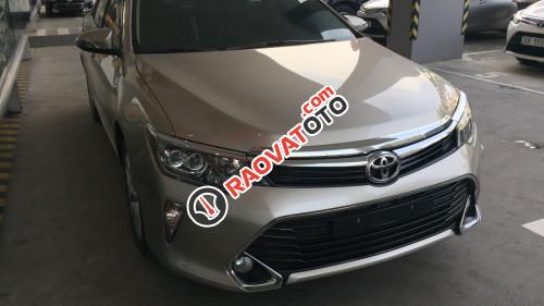 Bán Toyota Camry 2.0E đời 2017, màu vàng cát-5