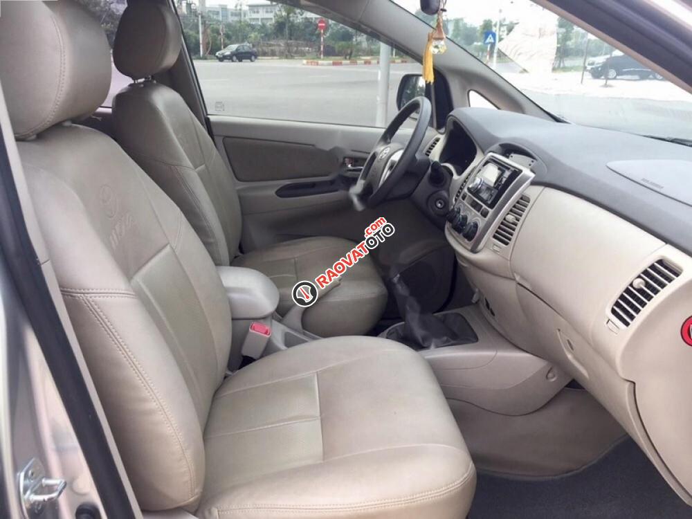 Cần bán lại xe Toyota Innova 2.0E 2015, màu bạc, giá tốt-2