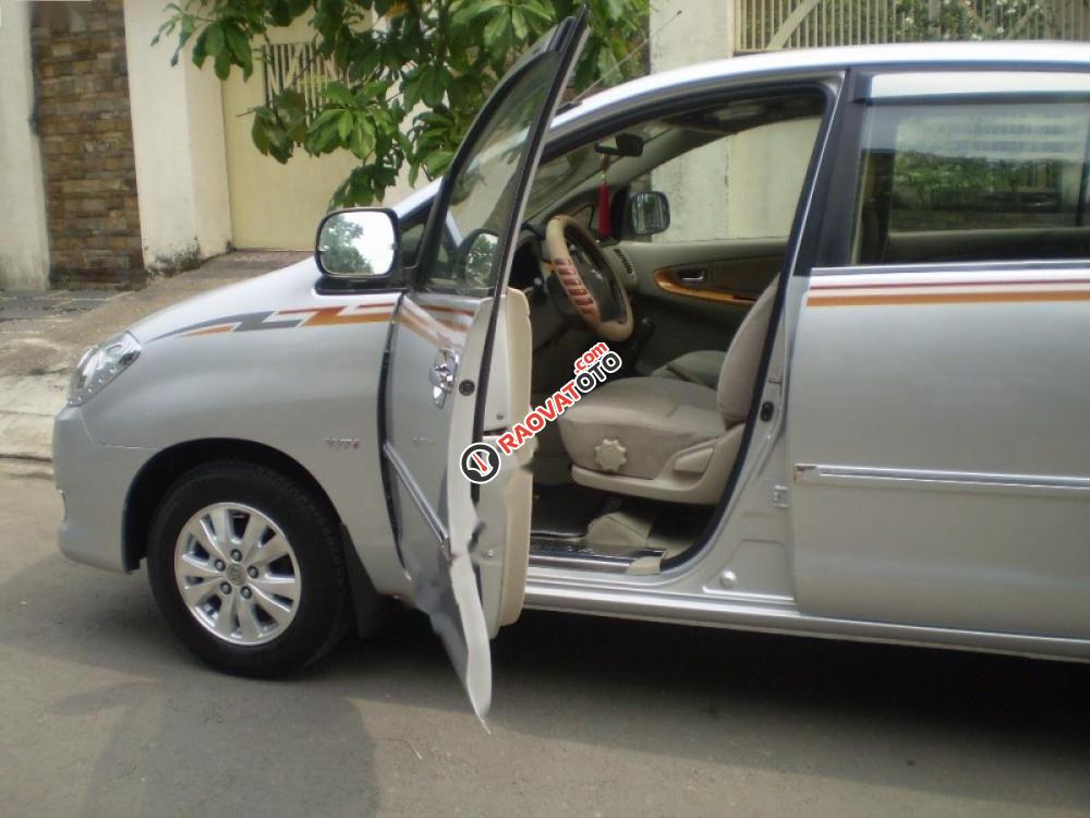 Bán Toyota Innova 2.0G đời 2009, màu bạc như mới-1