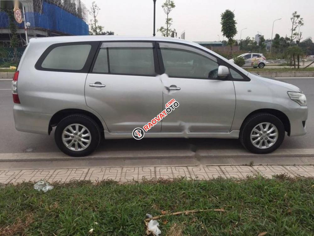Cần bán Toyota Innova 2.0E sản xuất 2013, màu bạc xe gia đình-5