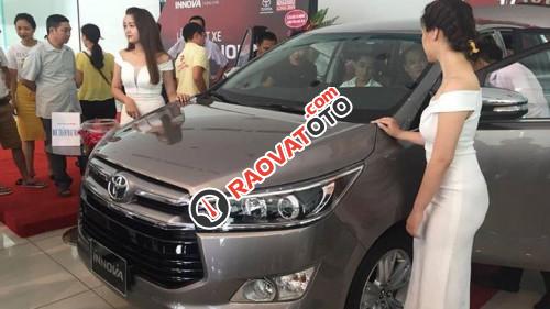 Cần bán Toyota Innova 2.0 MT đời 2017, màu xám-0