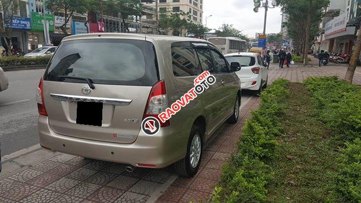 Cần bán chiếc Innova E 2013, số sàn, màu vàng cát chính chủ-6