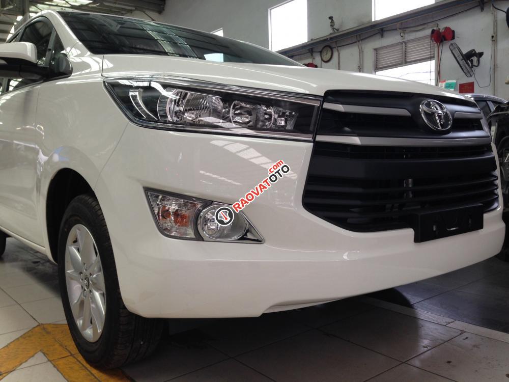 Bán Toyota Innova 2.0E MT đời 2017, màu trắng-3