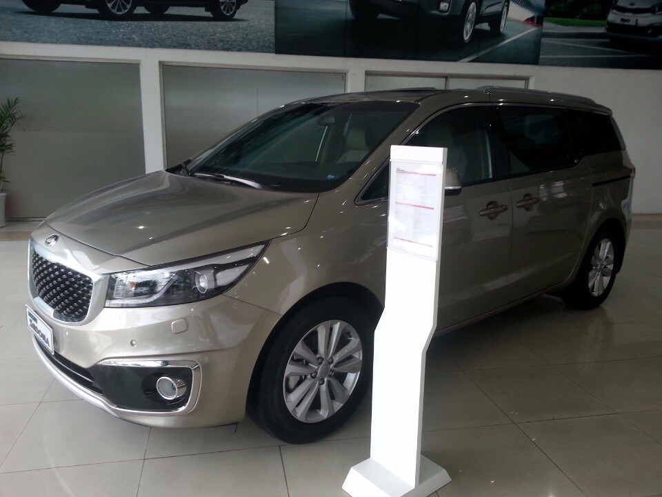 Bán Kia Sedona đời 2017, màu vàng, nhập khẩu chính hãng-5