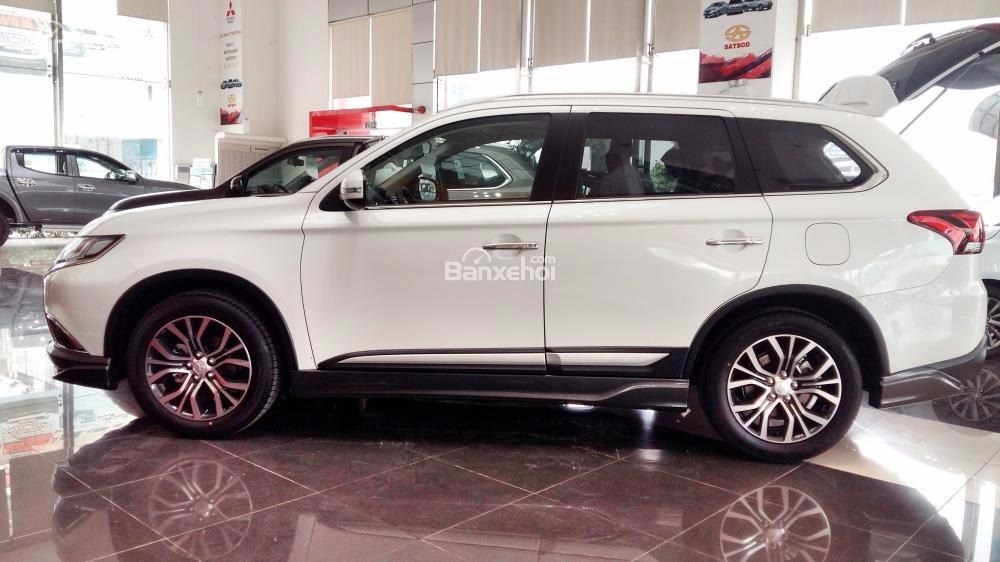 Bán xe Mitsubishi Outlander năm 2016, màu trắng, nhập khẩu chính hãng-1