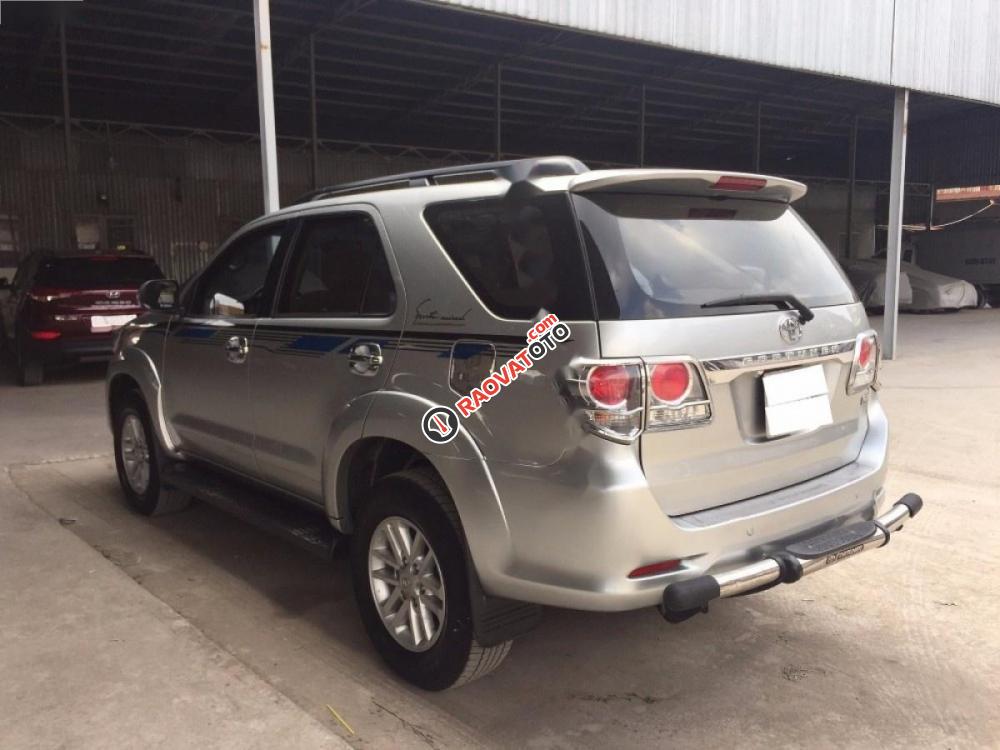 Cần bán Toyota Fortuner G sản xuất 2014, màu bạc xe gia đình-3