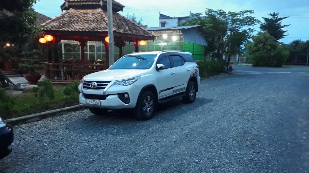 Bán xe Toyota Fortuner đời 2017, màu trắng, nhập khẩu chính hãng, như mới-1