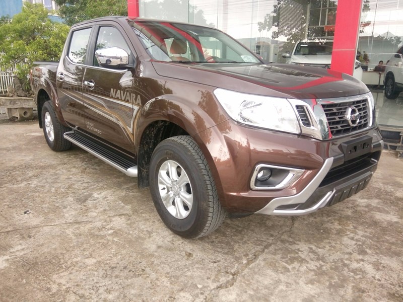 Cần bán Nissan Navara đời 2017, màu nâu, nhập khẩu nguyên chiếc-3