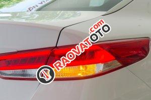 Kia Optima 2.0 màu trắng, giảm 50 triệu cho khách đặt cọc trong tháng-5