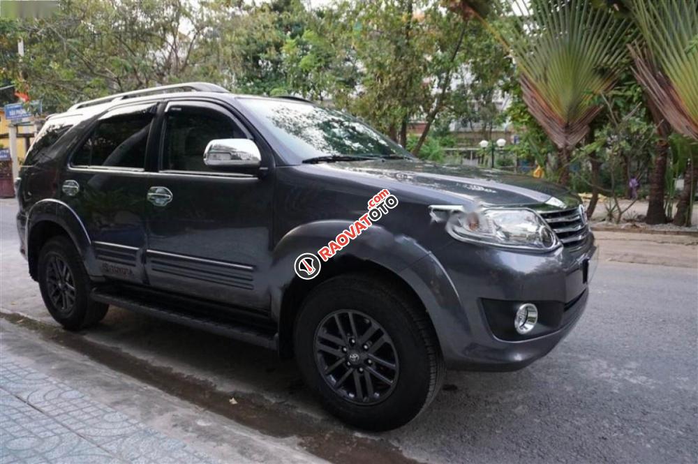 Cần bán xe Toyota Fortuner V 4x2 đời 2014, màu xám số tự động-4