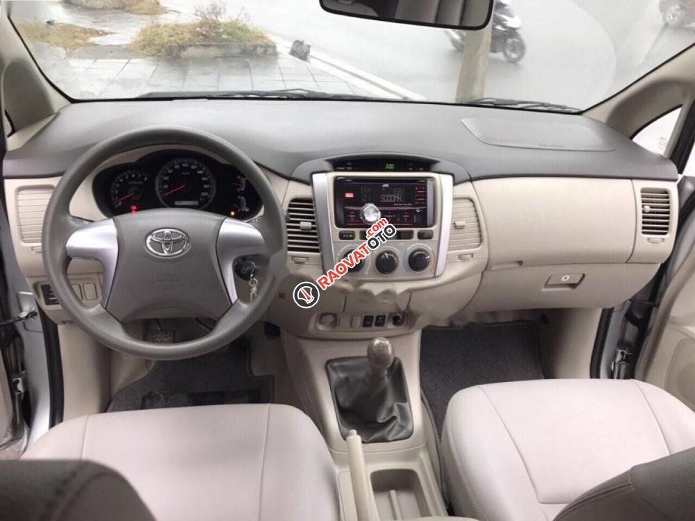 Cần bán Toyota Innova 2.0 E đời 2015, màu bạc số sàn, giá tốt-5