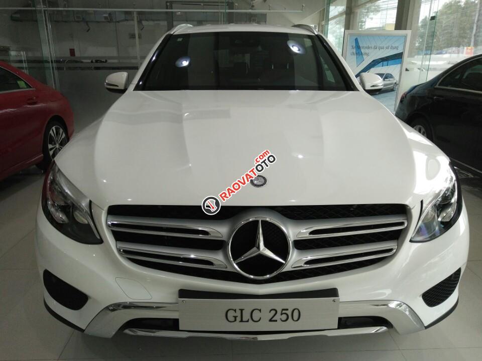 Cần bán xe Mercedes GLC250 4Matic 2018, màu trắng nội thất nâu, giao ngay-2