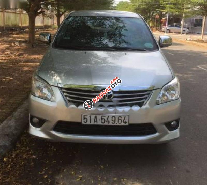 Bán Toyota Innova 2.0E năm 2013, màu bạc xe gia đình, giá tốt-1