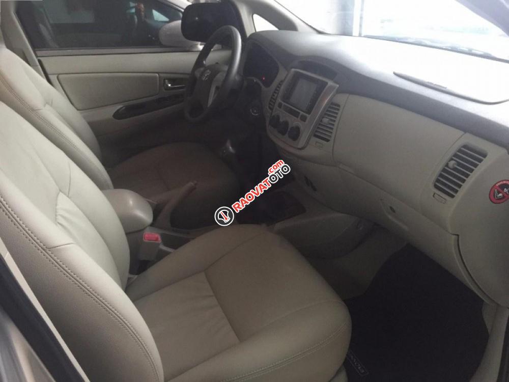 Bán xe Toyota Innova 2.0E năm 2014, màu bạc số sàn giá cạnh tranh-6