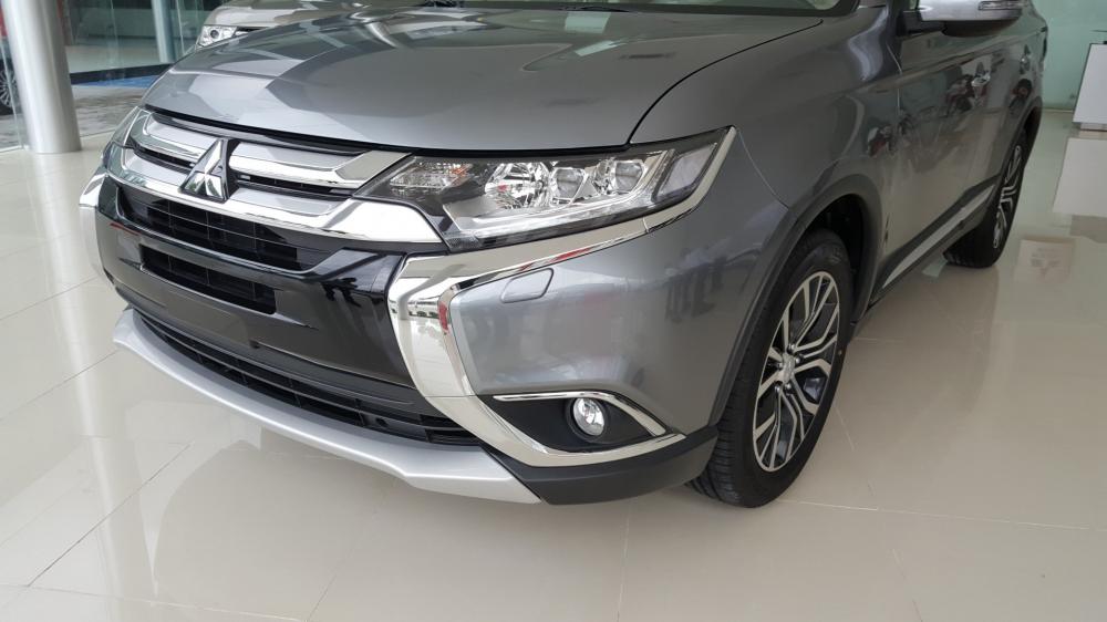 Cần bán xe Mitsubishi Outlander đời 2017, màu bạc, nhập khẩu chính hãng-1