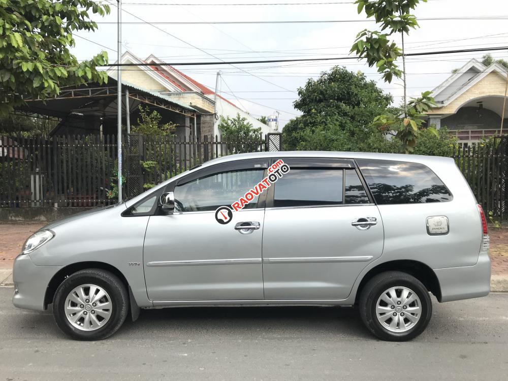 Cần bán Toyota Innova G đời 2010, màu bạc giá cạnh tranh-6