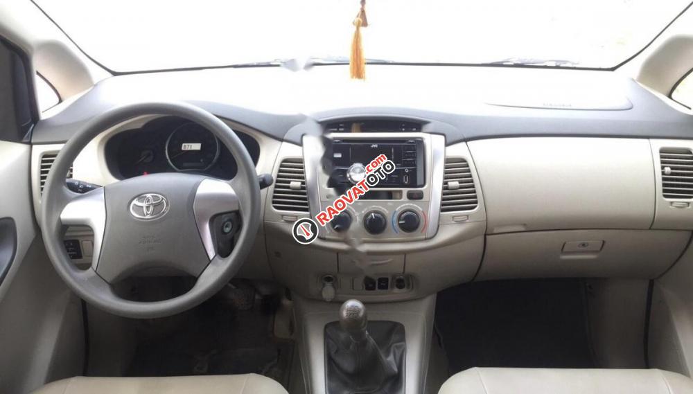 Cần bán lại xe Toyota Innova 2.0E 2015, màu bạc, giá tốt-4