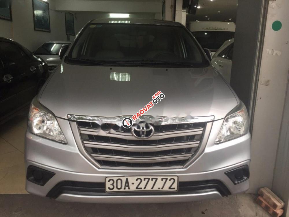 Bán xe Toyota Innova 2.0E năm 2014, màu bạc số sàn giá cạnh tranh-7