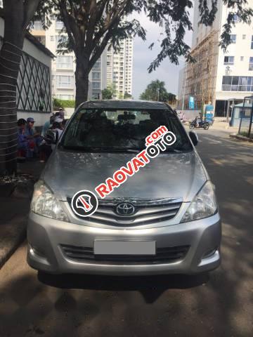 Bán gấp Toyota Innova G đời 2010, màu bạc xe gia đình-1