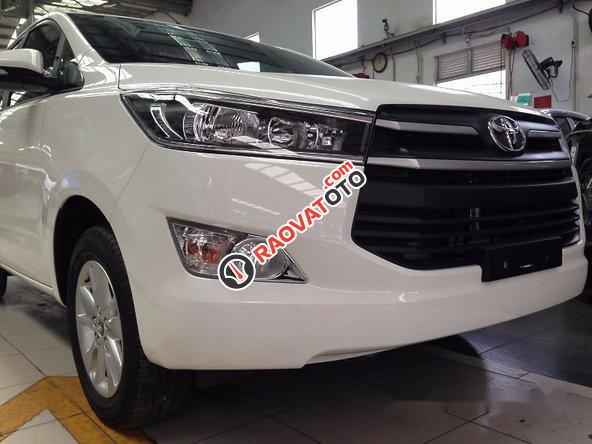 Cần bán xe Toyota Innova 2017, màu trắng-4