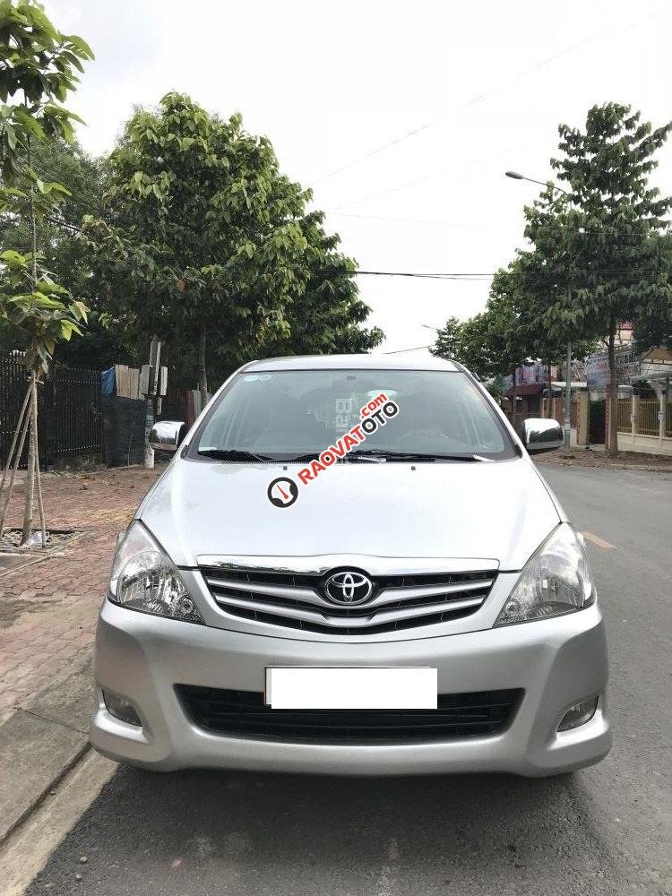 Cần bán Toyota Innova G đời 2010, màu bạc giá cạnh tranh-0