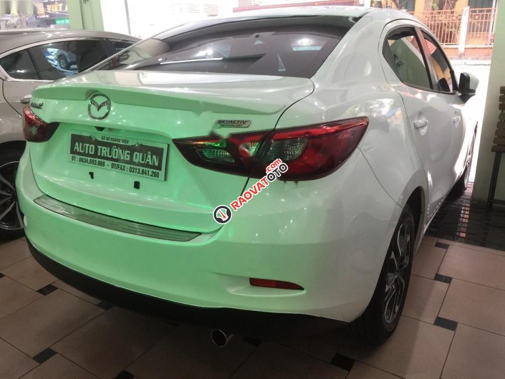 Cần bán gấp Mazda 2 1.5 AT đời 2016, màu trắng số tự động, giá tốt-0