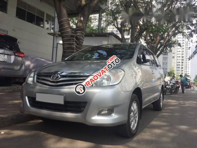 Bán gấp Toyota Innova G đời 2010, màu bạc xe gia đình-2