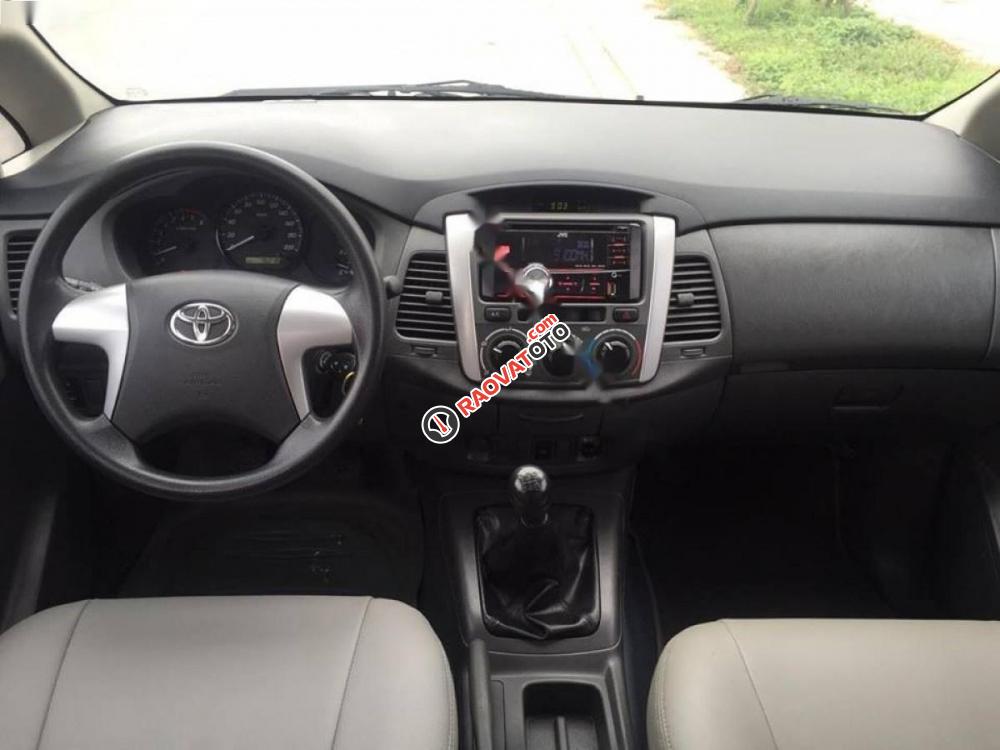 Cần bán Toyota Innova 2.0E sản xuất 2013, màu bạc xe gia đình-3