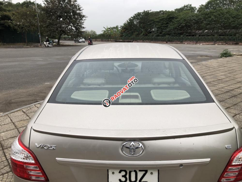 Cần bán Toyota Vios đời 2010, màu bạc, giá tốt-1