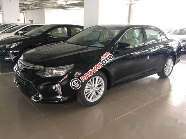 Bán Toyota Camry đời 2017, màu đen-0