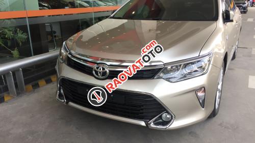 Bán Toyota Camry 2.0E đời 2017, màu vàng cát-0