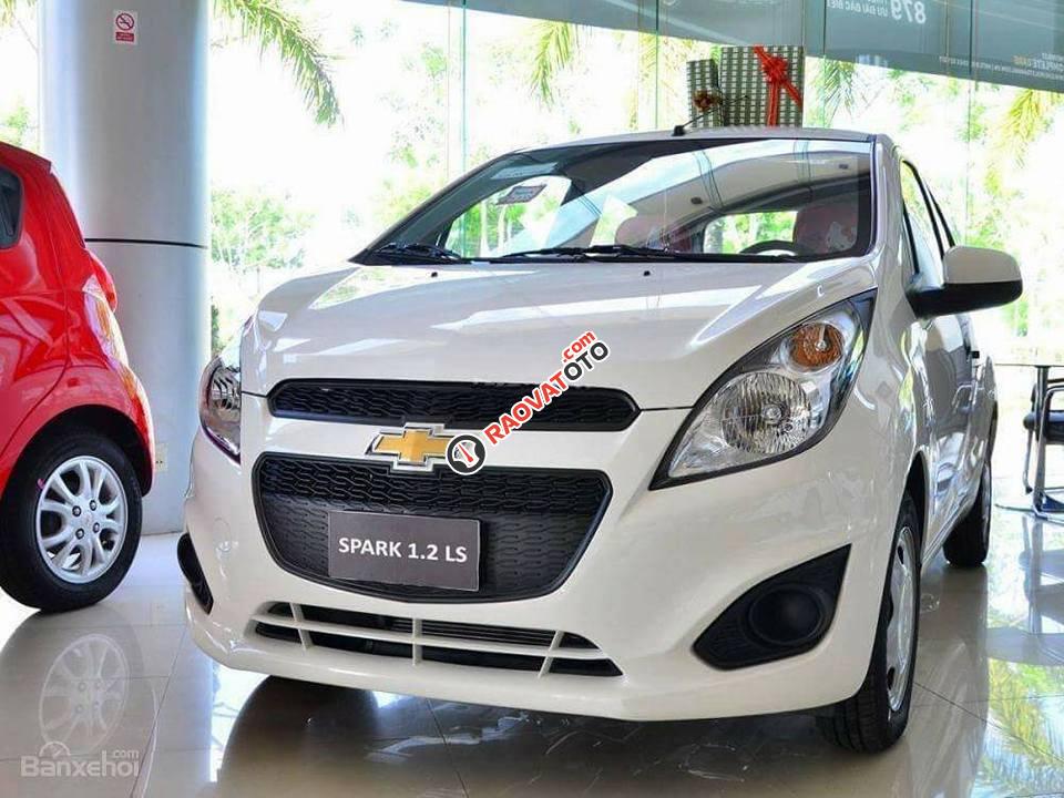 Bán Chevrolet Spark 1.2LS MT đời 2017, màu trắng, nhập khẩu nguyên chiếc, 269tr-0