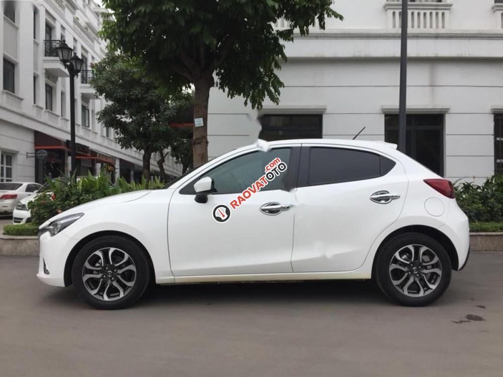 Cần bán lại xe Mazda 2 1.5 AT đời 2016, màu trắng số tự động, giá 535tr-9