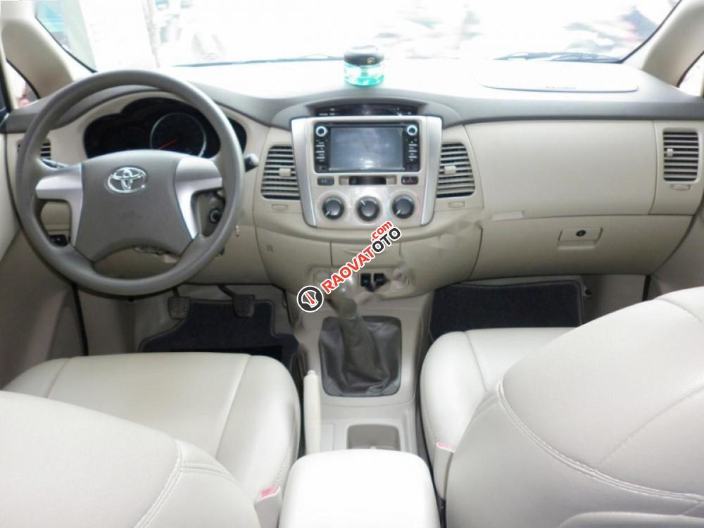 Bán ô tô Toyota Innova 2.0E đời 2015, màu bạc số sàn-3