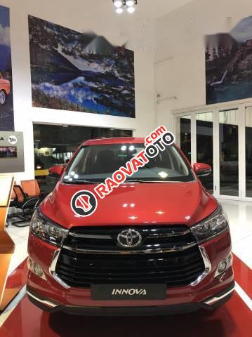 Cần bán xe Toyota Innova E đời 2017, màu đỏ-0