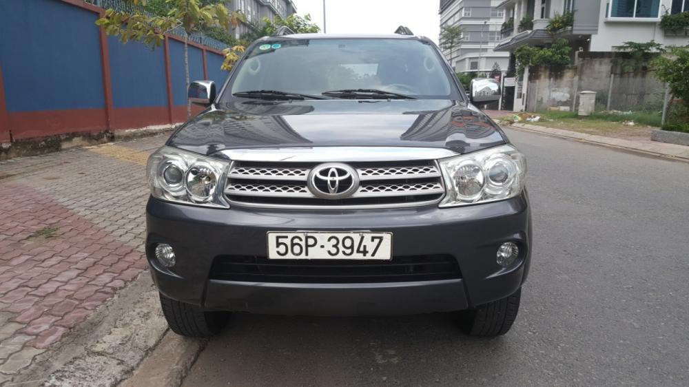 Bán Toyota Fortuner đời 2010, màu xám, xe nhập, số sàn-1