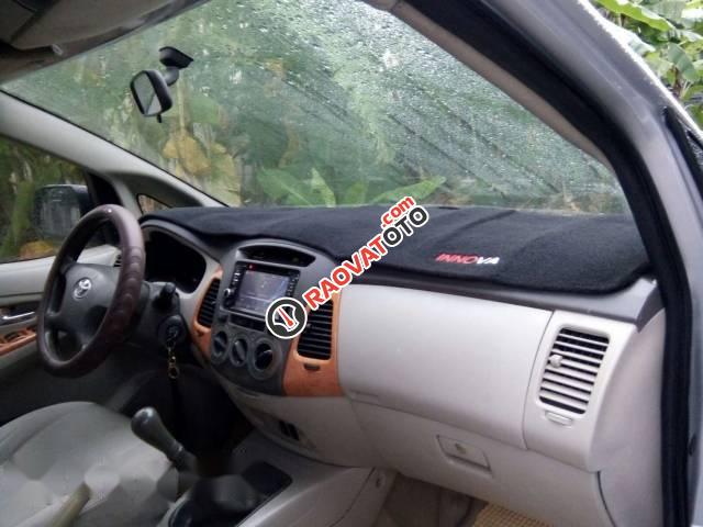 Bán ô tô Toyota Innova G 2010, màu bạc-0