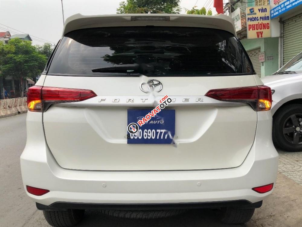 Cần bán gấp Toyota Fortuner 2.4G 4x2 MT đời 2017, màu trắng, nhập khẩu số sàn-2