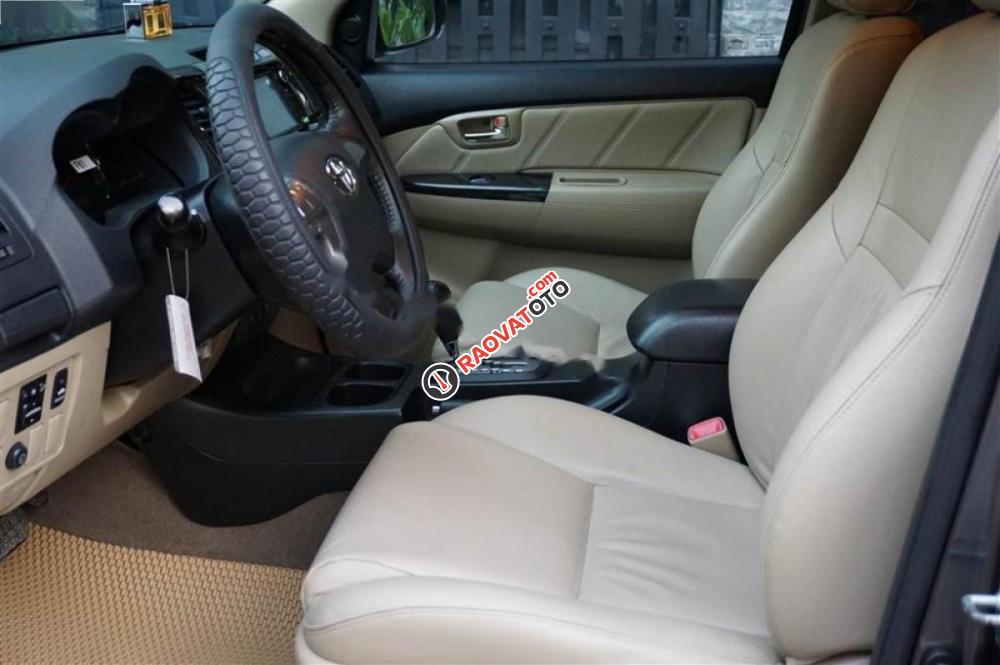 Cần bán xe Toyota Fortuner V 4x2 đời 2014, màu xám số tự động-5