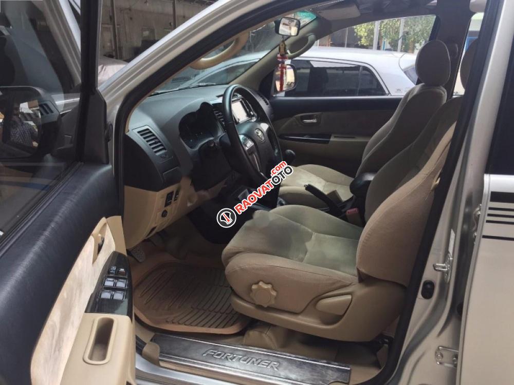 Cần bán Toyota Fortuner G sản xuất 2014, màu bạc xe gia đình-6