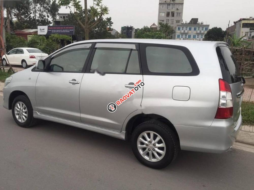 Cần bán Toyota Innova 2.0E sản xuất 2013, màu bạc xe gia đình-0