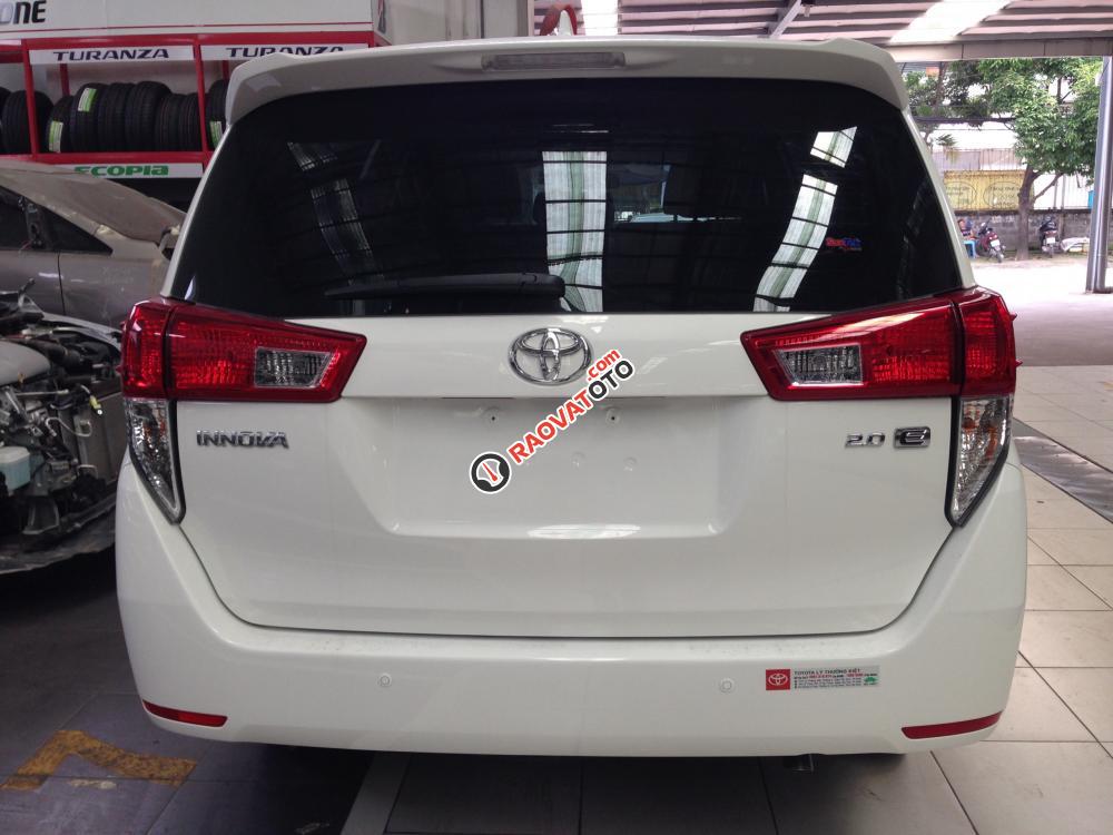 Bán Toyota Innova 2.0E MT đời 2017, màu trắng-0