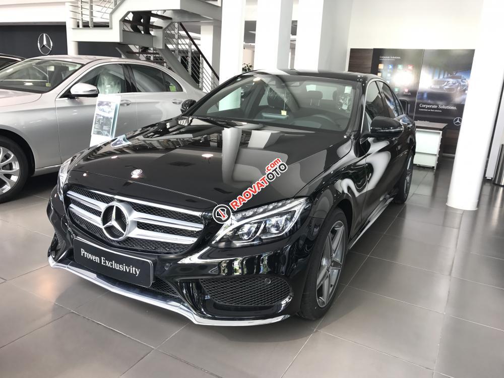 Bán xe Mercedes C300 sản xuất 2017, màu đen chính chủ-0