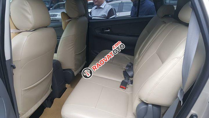 Cần bán chiếc Innova E 2013, số sàn, màu vàng cát chính chủ-5