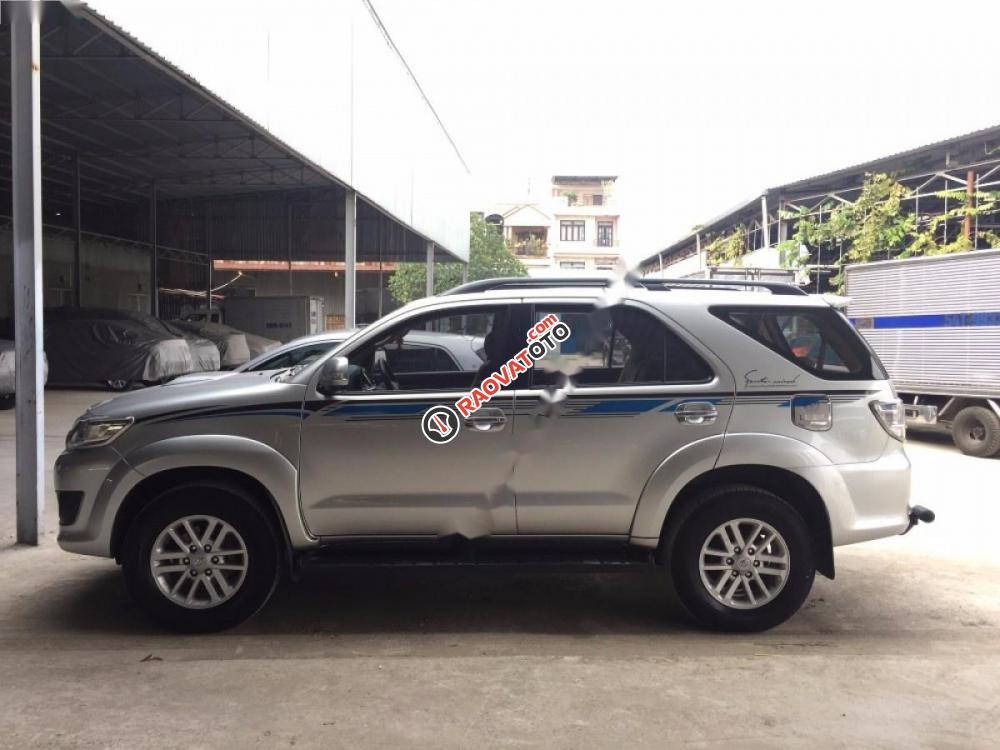 Cần bán Toyota Fortuner G sản xuất 2014, màu bạc xe gia đình-2